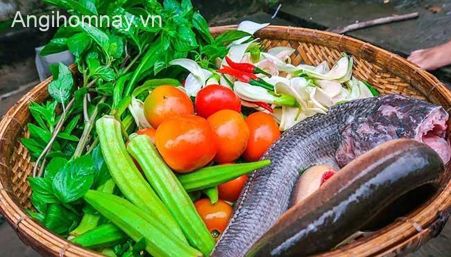 Chuẩn bị nguyên liệu làm lẩu cá quả rau cải