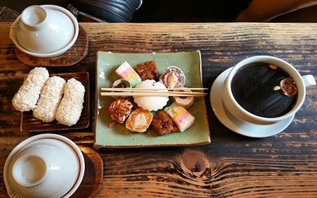 Thưởng trà và ăn nhẹ tại Shin Old Tea House